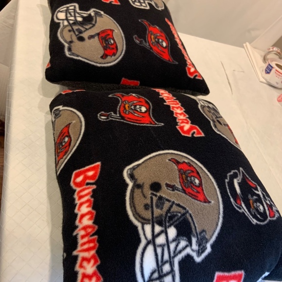 Tampa Bay Buccaneers Logo Helmet Flag Pattern Fleece Pillows Set of Two 13"x13" - Picture 5 of 15